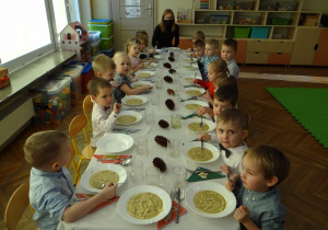 Zdjęcie odkrywców z nauczycielką podczas obiadu wigilijnego
